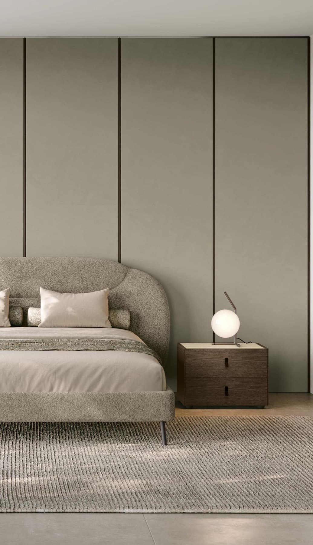 Camera da letto con letto imbottito, boiserie e comodino tondo